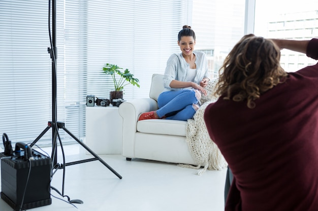 Modèle féminin posant pour le photographe