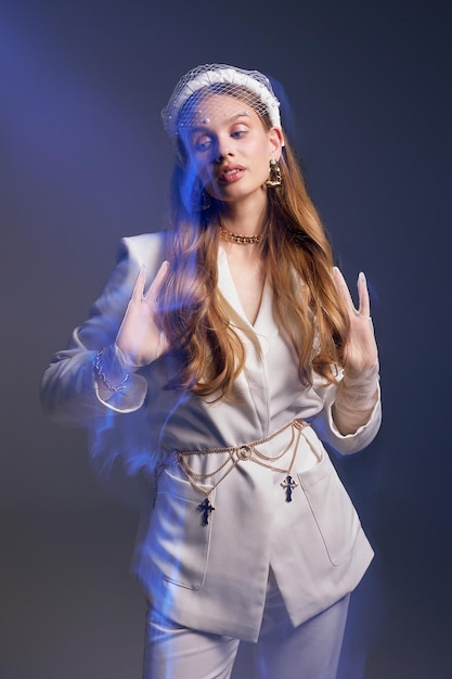 Photo modèle féminin talentueux au look langoureux pose en studio