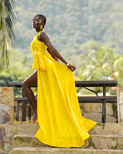 modèle de femme africaine noire en robe jaune