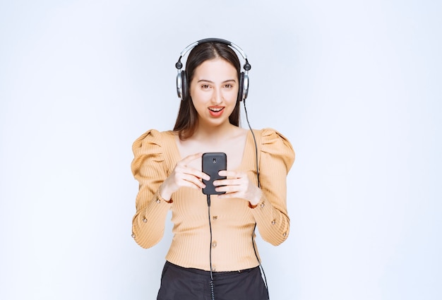 Un Modèle De Femme Attirante écoutant De La Musique Dans Des écouteurs.