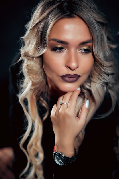 Closeup Portrait De Magnifique Blonde Prête Pour La Fête, Souriant Et  Touchant Le Bandeau Avec Une Oreille De Chat En Diamants Vêtue D'une Belle  Robe Noire, Maquillage Lumineux.