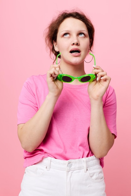 Modèle de fille adolescente élégante dans un t-shirt rose lunettes vertes Mode jeunesse