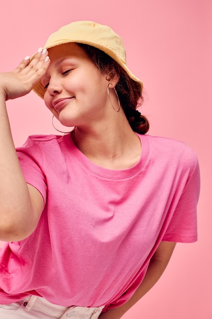 Modèle de fille adolescente élégante en t-shirt rose panama beige gestes de la main style de vie