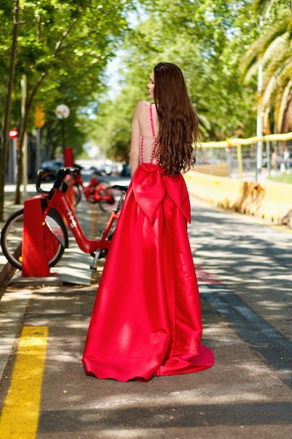 Modèle de fille dans une robe blanche dans la rue