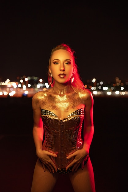 Modèle de fille avec des paillettes d'or brillant sur son corps Portrait d'une belle femme sexy