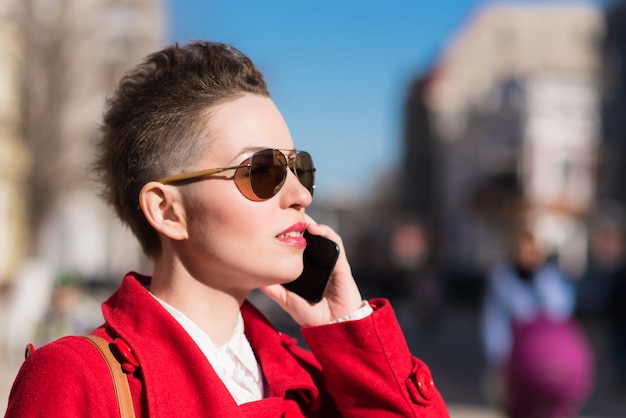 Modèle fille avec téléphone