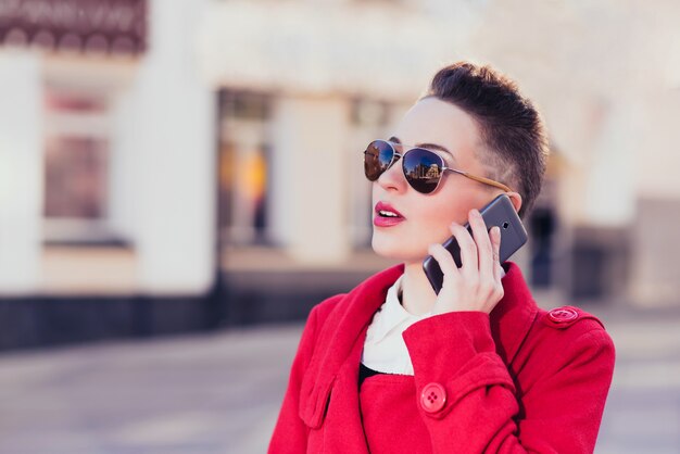 Modèle fille avec téléphone