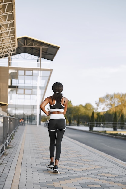 Modèle de fitness afro-américain jogging en plein air