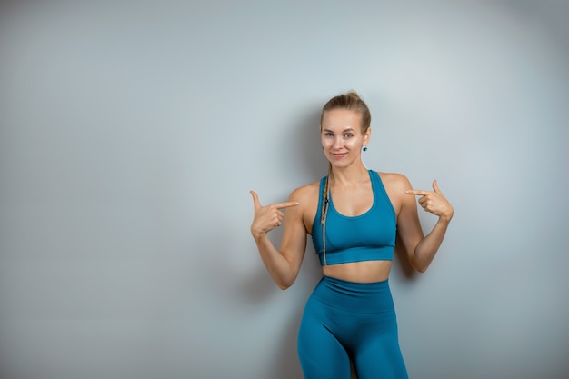 Modèle de fitness fier pointant sur elle-même. motivation de remise en forme