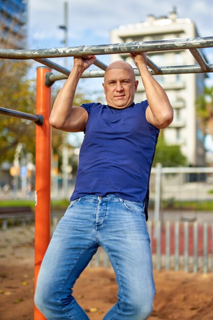 Modèle de fitness masculin cross-training en plein air.