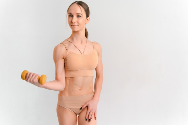 Modèle de fitness mince sur fond blanc Forme parfaite du corps féminin Concept de santé et de régime alimentaire