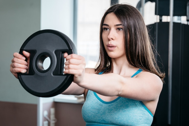 Modèle de fitness souriant