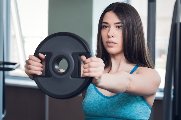 Modèle de fitness souriant