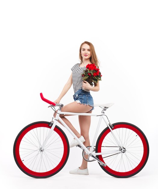 Photo modèle avec fleurs et vélo