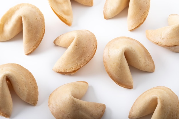 Modèle de fortune cookies chinois traditionnel isolé sur fond blanc