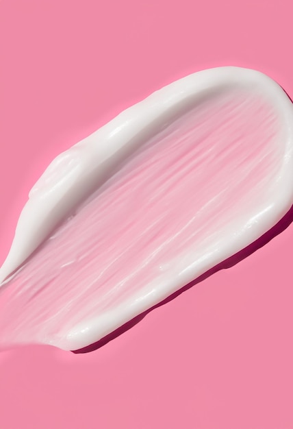 Modèle de frottement cosmétique de lotion de crème pour le visage ou le corps sur fond rose