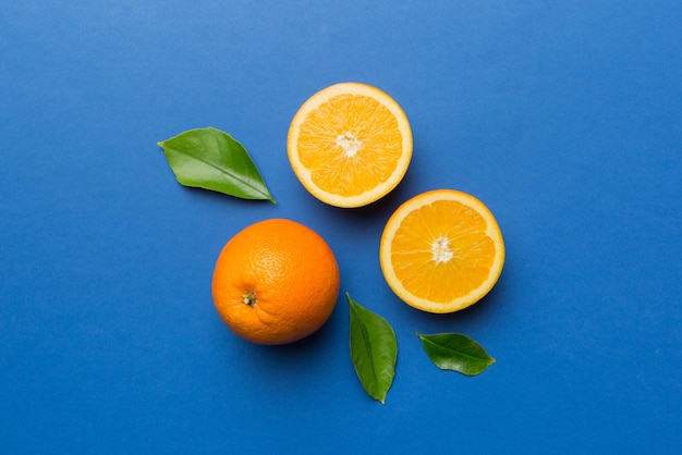 Modèle de fruits de tranches d'orange fraîches sur fond coloré Vue de dessus Espace de copie concept d'été créatif La moitié des agrumes dans un minimum de mise à plat