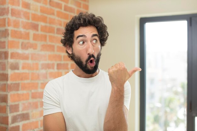 modèle homme avec un espace de copie dans un intérieur de maison