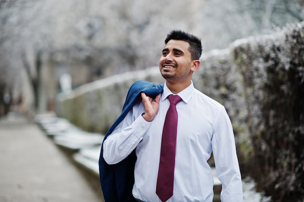 Modèle d'homme à la mode indien élégant sur costume posé au jour d'hiver