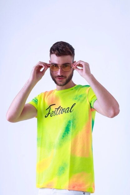 modèle homme portant un t-shirt et des lunettes de soleil