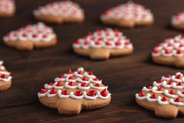 Modèle horizontal avec arbre de Noël en forme de cookies sur un fond en bois foncé