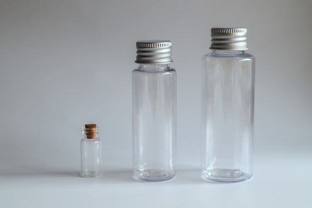 Photo modèle d'image de bouteille en verre transparent avec couvercle en métal blanc