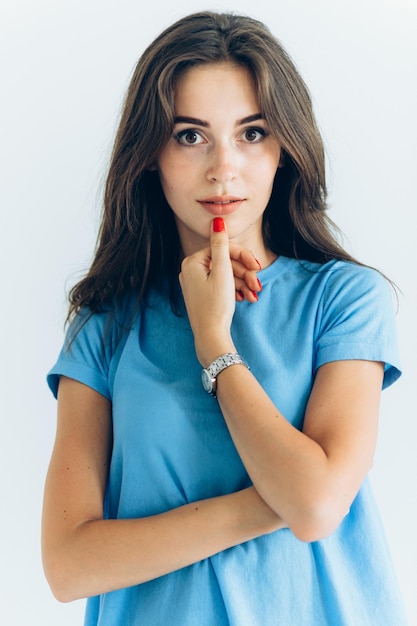 Modèle de jeune fille dans un chemisier bleu