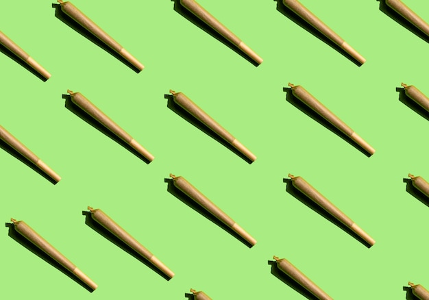 Modèle de joint de cannabis sur fond vert Concept de cannabis médical cannabis thérapeutique médecine alternative