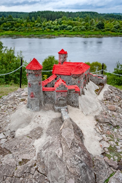 Modèle de jouet à l'échelle historique du château de Dinaburga sur une côte de la rivière Daugava