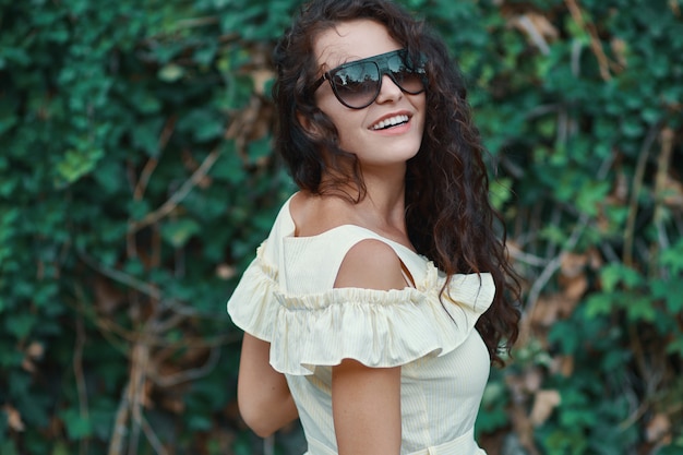 Modèle de lunettes de soleil fraîches féminines avec sourire blanc brillant