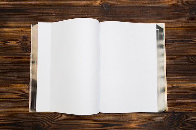 Modèle de magazine ou de catalogue sur table en bois