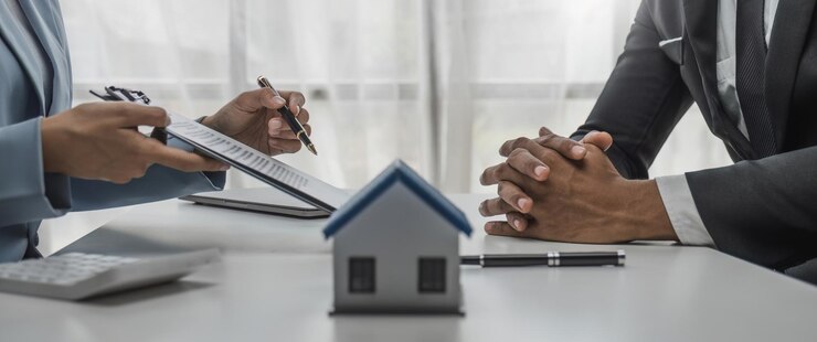 Photo modèle de maison avec un agent et un client discutant d'un contrat d'achat, d'assurance ou de prêt immobilier ou immobilier