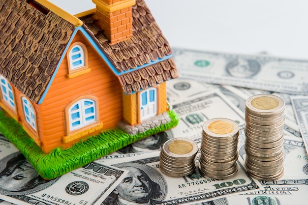 Photo modèle de maison avec beaucoup de pièces de monnaie, économiser de l'argent pour le concept de finances et d'investissement