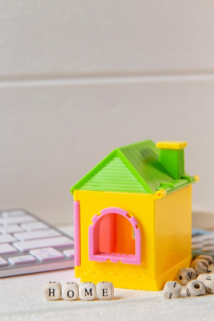 Photo modèle de maison et de blocs de jouets sur une table blanche