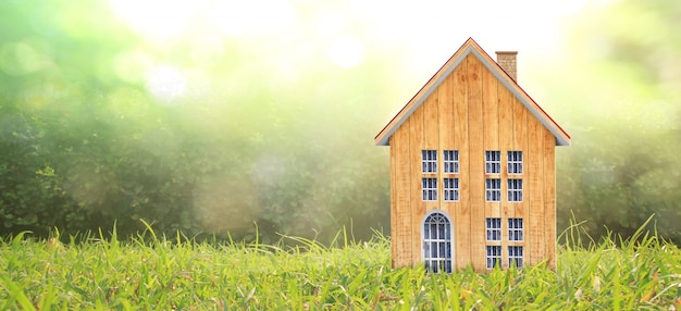 Modèle de maison en bois sur un espace en bois.