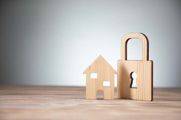 Photo modèle de maison en bois avec serrure sur table