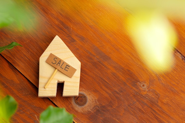 Modèle de maison en bois et signe à vendre