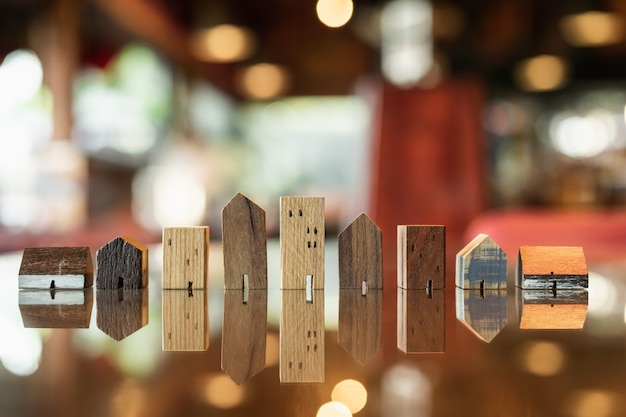 Modèle de maison en bois sur table en bois