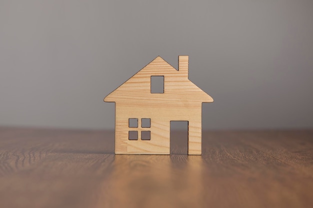 Modèle de maison en bois sur table