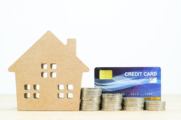 Modèle de maison et carte de crédit et sur la table pour le concept financier et bancaire