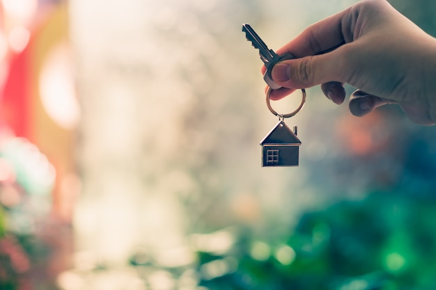 Modèle de maison et clé dans le courtier d&#39;assurance habitation