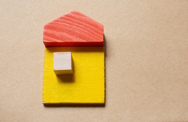 Photo modèle d'une maison faite de blocs de bois comme concept d'achat ou de location d'une maison buildinginsurance
