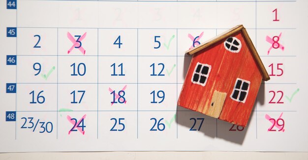 Modèle de maison sur fond de calendrier