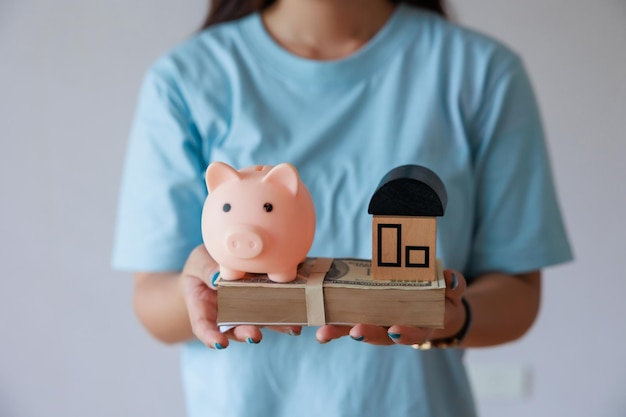 Modèle de maison mis sur l'économie d'argent pour la planification future acheter une maison de rêve ou un bien immobilier