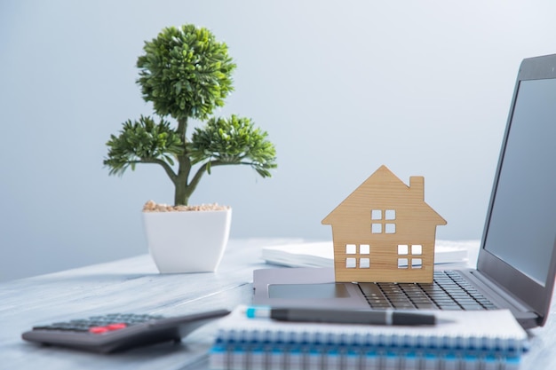 Modèle de maison sur ordinateur sur table de travail