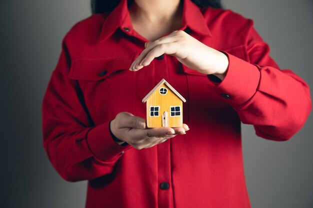 Modèle De Maison Et Protection Des Mains Féminines