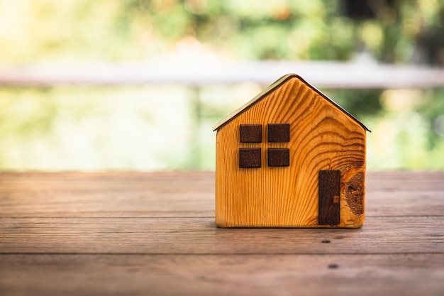 Modèle de maison sur table en bois