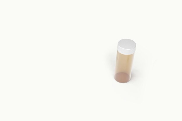 Modèle de maquette de cosmétiques sur fond blanc Container en plastique pour produits cosmétiques Pot de crème tubulaire Produits de beauté isolés sur fond blanc Rendering 3D