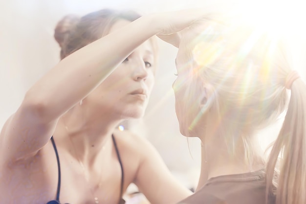 modèle de maquillage léger / modèle de belle fille faisant du maquillage, photo avec rayons et reflets sur le maquillage du visage et des yeux