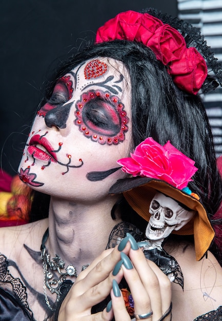 Modèle de maquillage avec thème Jour des morts mexicain lors d'une session d'étude à Madrid, Espagne